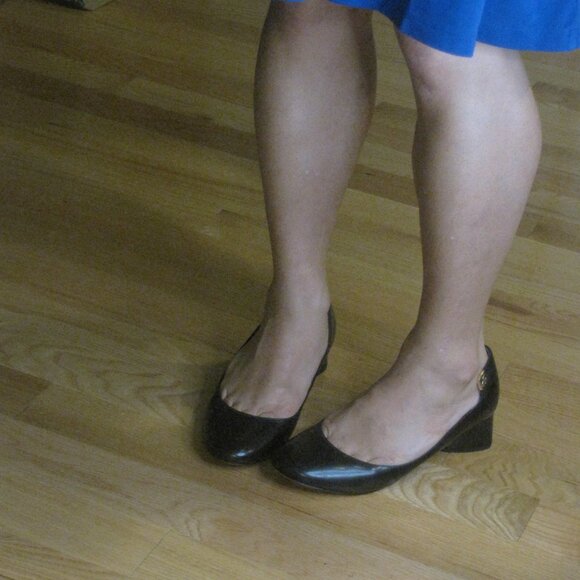 Tory Burch Elizabeth Round Toe Black 1.75" Block Heel with Ankle Details 9.5M - Picture 2 of 16